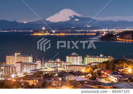 <<Kanagawa Prefecture>> Night view of Mt. Fuji and Enoshima/Shonan coast <<Kanagawa Prefecture>> Night view of Mt. Fuji and Enoshima/Shonan coast 86997105