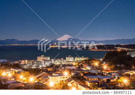 《神奈川縣》富士山和江之島/湘南海岸的夜景 86997111