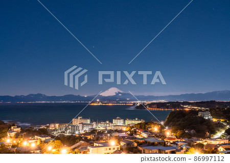 <<Kanagawa Prefecture>> Night view of Mt. Fuji and Enoshima/Shonan coast 86997112