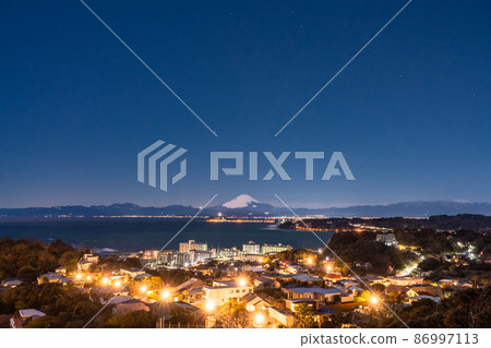 <<Kanagawa Prefecture>> Night view of Mt. Fuji and Enoshima/Shonan coast 86997113