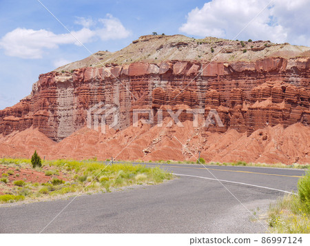 UT24穿過美國猶他州國會礁國家公園 86997124