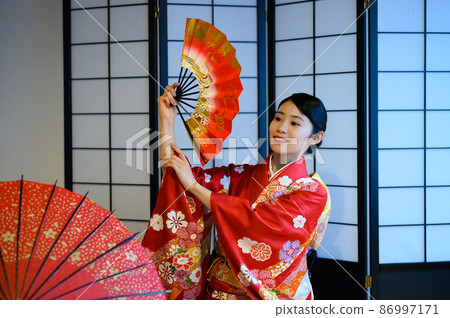 二十多歲的和服女人在日式房間裡散著扇子 86997171