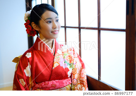 一個二十多歲的和服女人在房間的窗邊 86997177