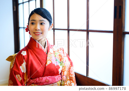 一個二十多歲的和服女人在房間的窗邊 86997178