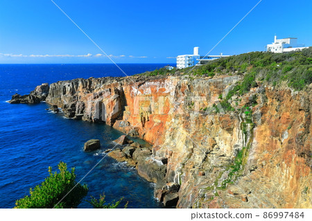 [和歌山縣]晴空下的三段壁岩石（南紀白濱） 86997484