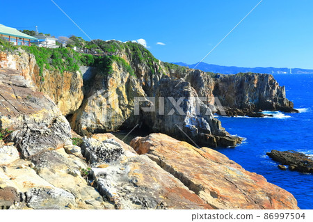 [Wakayama Prefecture] Sandanbeki Rock Rock under clear skies (Nanki Shirahama) 86997504