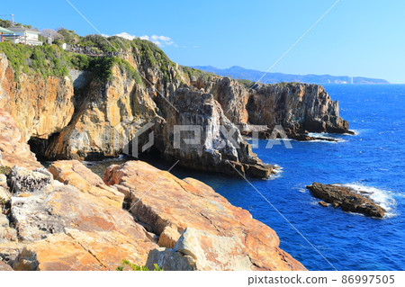 [Wakayama Prefecture] Sandanbeki Rock Rock under clear skies (Nanki Shirahama) 86997505