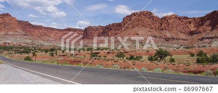 UT24穿過美國猶他州國會礁國家公園 86997667