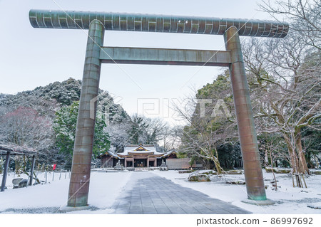 Gifu Gokoku Shrine in the snow <Gifu City, Gifu Prefecture> 86997692