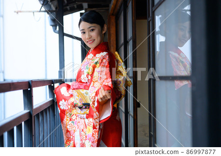 一個二十多歲的和服的女人在一個老民居的陽台上 86997877