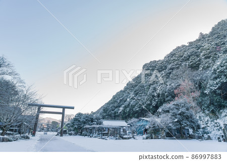 雪中的岐阜護國神社<岐阜縣岐阜市> 86997883