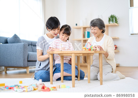 Female three generation parent-child image 86998058