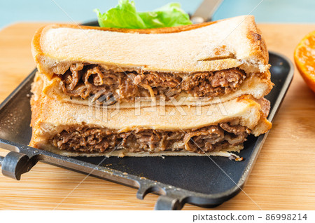 牛肉斯特羅加諾夫熱三明治 牛肉斯特羅加諾夫熱三明治 86998214