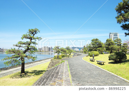 晴天時宍道湖東岸公園的明亮清新的景色 島根縣松江市 晴天 照片素材 圖片 圖庫