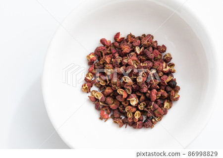 中國胡椒白色背景 中國胡椒白色背景 86998829