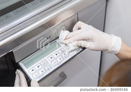 清潔 IH 爐操作面板的女人的手 86999586