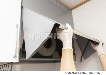 Cleaning the kitchen ventilator 86999615