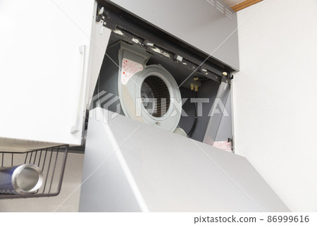 Cleaning the kitchen ventilator 86999616