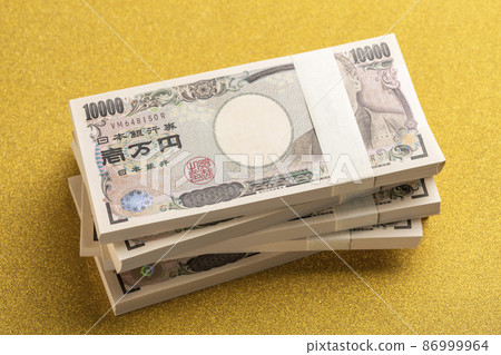 A wad of million yen on a golden background 86999964