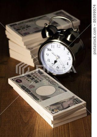 鬧鐘和一沓100萬日元 鬧鐘和一沓100萬日元 86999974