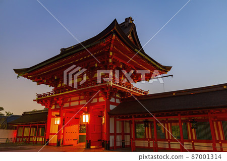 Twilight view of the famous Fushimi Inari-taisha 87001314