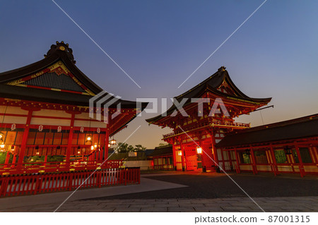 Night view of the Fushimiinari Shrine Outer Oratory of Fushimi Inari-taisha 87001315