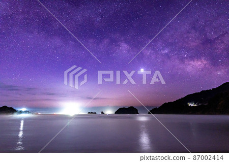 從宮崎縣日南市的二江波海灘開始，金星照亮了大海，銀河和燈塔在星空中橫流而過，橫跨烏木島和烏木島。 87002414