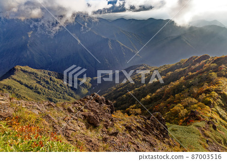 從谷川山和西黑嶺的秋色中看到的朝日山脈 87003516
