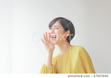 一個女人用手摀著嘴打電話 1 87003640