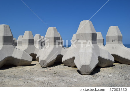 Coastal wave-dissipating block 87003880
