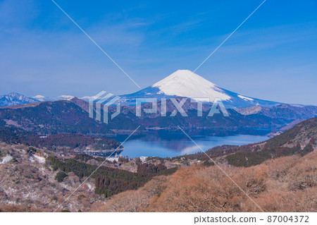 (Kanagawa Prefecture) Mt. Fuji seen from Hakone where it snowed early in the morning (Kanagawa Prefecture) Mt. Fuji seen from Hakone where it snowed early in the morning 87004372