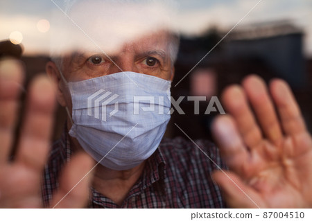 Elderly caucasian man wearing hand made protective face mask 87004510