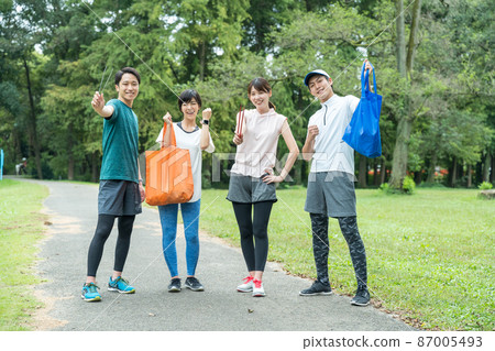 年輕人一邊走一邊打掃公園 年輕人一邊走一邊打掃公園 87005493