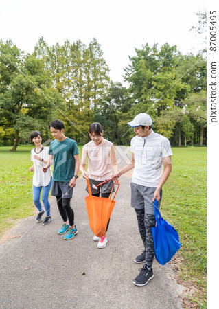 年輕人一邊走一邊打掃公園 87005495