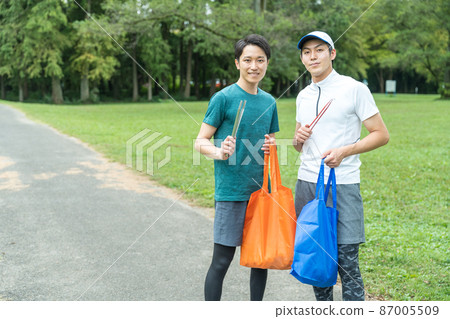 Young people cleaning the park 87005509