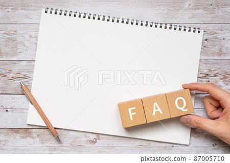 常見問題 | 積木、筆記本、鋼筆和寫有“FAQ”的人手 87005710