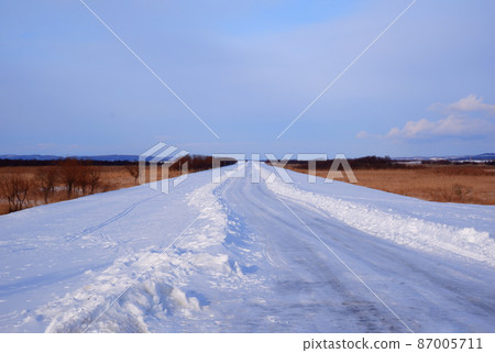 北海道釧路市一望無際的雪道 87005711