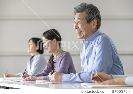 Seminar attendee senior image 87005794