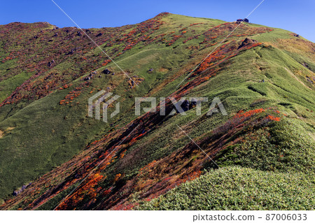 Tanigawadake in autumn colors seen from the Joetsu border vertical runway Tanigawadake in autumn colors seen from the Joetsu border vertical runway 87006033