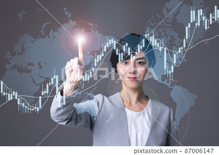 世界地圖、圖表和年輕女性女商人 世界地圖、圖表和年輕女性女商人 87006147