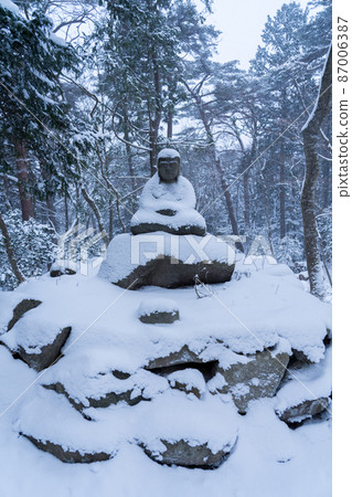 日本三景、松島四大景、鬼景、荻谷龍間（近地堂）達摩大師像、冬日雪景【宮城縣松島町】 87006387
