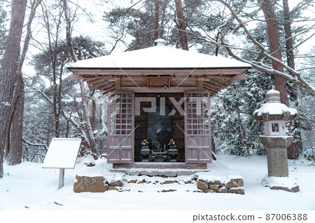 Three views of Japan, four major views of Matsushima, a mysterious view, Daruma-do in Ogiya (Kinjido) Winter snow scene [Matsushima-cho, Miyagi Prefecture] 87006388