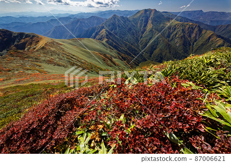 谷川山/萬太郎山和仙之倉山/苗場山的景色 谷川山/萬太郎山和仙之倉山/苗場山的景色 87006621
