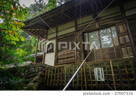 滋賀縣彥根市龍炭寺庭園的雨景和大道觀音堂。 87007339