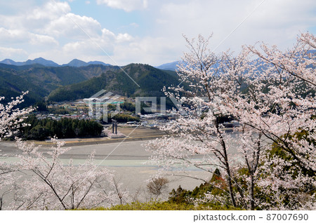 View of Daisaihara (former company site) from Nanakoshimine [Hongucho, Tanabe City, Wakayama Prefecture] 87007690