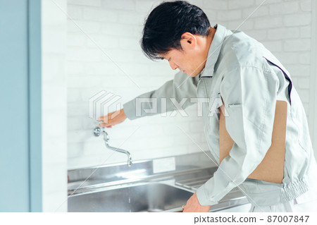 工作服的男人檢查水 87007847