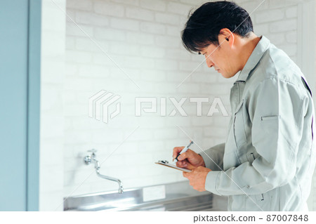 工作服的男人檢查水 87007848