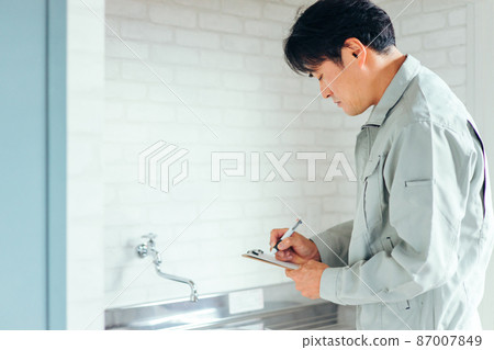 工作服的男人檢查水 87007849