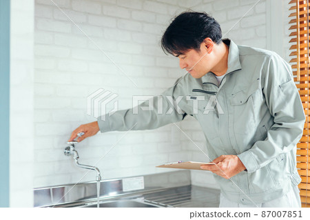 工作服的男人檢查水 87007851