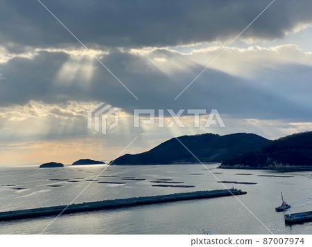 Sunbeams of Harima Nada seen from Murotsu Port 87007974